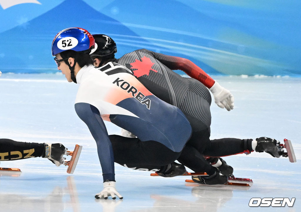 13일 중국 베이징 캐피털 실내경기장에서 열린 2022 베이징 동계올림픽 쇼트트랙 남자 500ｍ 준결승 경기에서 대한민국 황대헌이 추월 과정에서 캐나다 스티븐 뒤부아와 충돌하며 넘어지고 있다. /jpnews@osen.co.kr