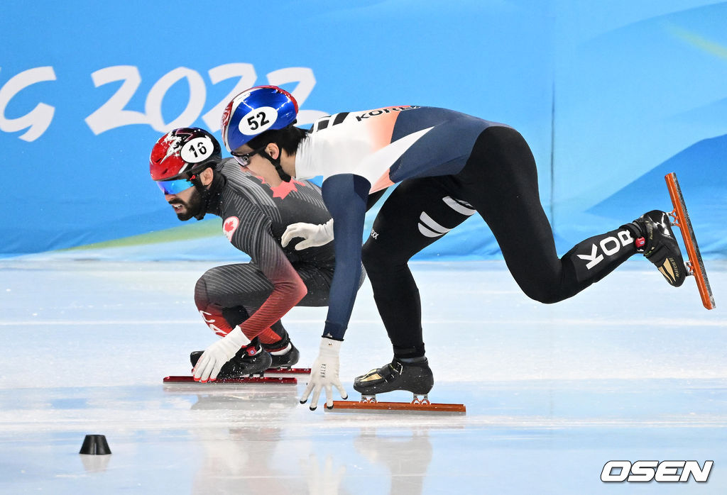 13일 중국 베이징 캐피털 실내경기장에서 열린 2022 베이징 동계올림픽 쇼트트랙 남자 500ｍ 준결승 경기에서 대한민국 황대헌이 추월 과정에서 캐나다 스티븐 뒤부아와 충돌하며 넘어지고 있다. /jpnews@osen.co.kr