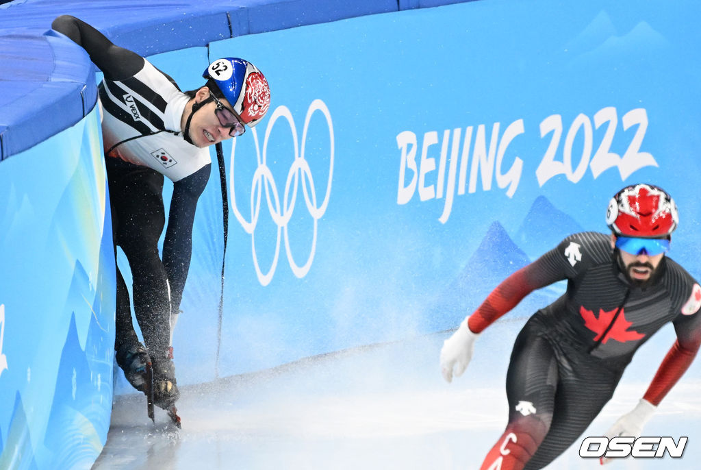 13일 중국 베이징 캐피털 실내경기장에서 열린 2022 베이징 동계올림픽 쇼트트랙 남자 500ｍ 준결승 경기에서 대한민국 황대헌이 추월 과정에서 캐나다 스티븐 뒤부아와 충돌하며 넘어지고 있다. /jpnews@osen.co.kr