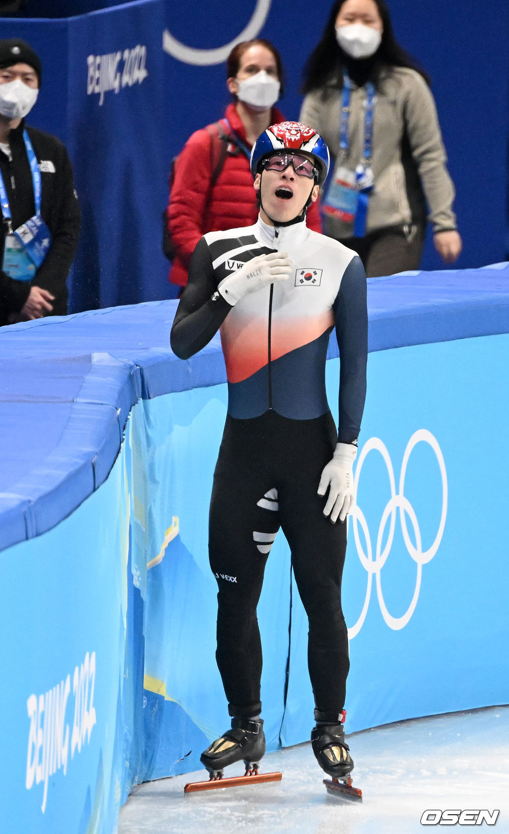 13일 중국 베이징 캐피털 실내경기장에서 열린 2022 베이징 동계올림픽 쇼트트랙 남자 500ｍ 준결승 경기에서 대한민국 황대헌이 추월 과정에서 캐나다 스티븐 뒤부아와 충돌하며 넘어지고 있다. /jpnews@osen.co.kr
