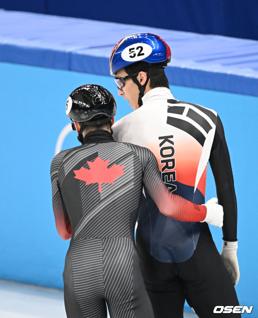13일 중국 베이징 캐피털 실내경기장에서 열린 2022 베이징 동계올림픽 쇼트트랙 남자 500ｍ 준결승 경기에서 레이스를 마친 대한민국 황대헌이 추월 과정에서 충돌한 캐나다 스티븐 뒤부아에게 사과를 하고 있다. /jpnews@osen.co.kr