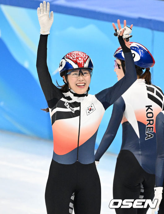 한국 여자 대표팀(김아랑, 최민정, 이유빈, 서휘민)이 쇼트트랙 3000m 릴레이서 은메달을 따냈다. 최민정(성남시청), 이유빈(연세대), 김아랑(고양시청), 서휘민(고려대)이 나선 여자대표팀은 13일 중국 베이징 캐피털 실내경기장에서 열린 베이징 동계올림픽 쇼트트랙 여자 3,000ｍ 결승에서 네덜란드에 이어 2위를 차지해 은메달을 목에 걸었다.한국 여자 쇼트트랙 대표팀은 2014 소치동계올림픽 금메달, 2018 평창동계올림픽 금메달에 이어 3개 대회 연속 메달 획득에 성공했다.은메달을 획득한 대한민국 김아랑이 관중석을 향해 환호하고 있다. 2022.02.13 /jpnews@osen.co.kr