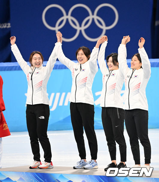 한국 여자 쇼트트랙 대표팀은 2014 소치동계올림픽 금메달, 2018 평창동계올림픽 금메달에 이어 3개 대회 연속 메달 획득에 성공했다.은메달을 획득한 대한민국 선수들이 시상대에 오르고 있다. 2022.02.13 /jpnews@osen.co.kr
