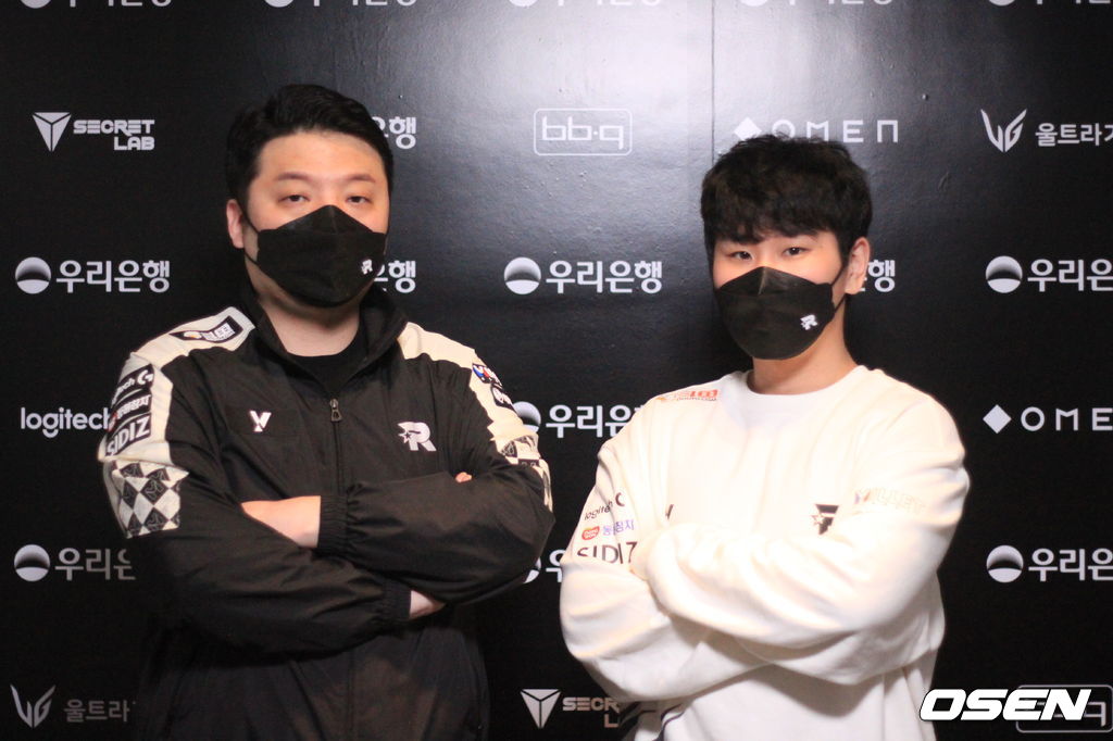 KT 최승민 코치(왼쪽)와 최천주 코치.