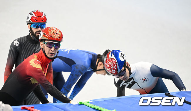 13일(한국시간) 중국 베이징 캐피털 실내경기장에서 2022 베이징 동계올림픽 쇼트트랙 남자 500m 준결승 경기가 열렸다.중국 우다징과 대한민국 황대헌이 경기장을 나가고 있다. 2022.02.13 /jpnews@osen.co.kr