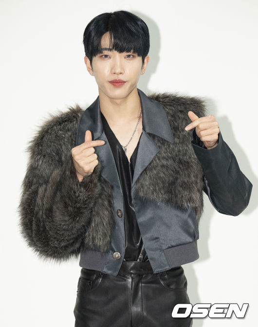 23일 오후 서울 마포구 한 스튜디오에서 그룹 킹덤의 온라인 팬사인회 현장이 공개됐다. 킹덤 단이 취재진을 향해 포즈를 취하고 있다. 2021.10.23 /ksl0919@osen.co.kr