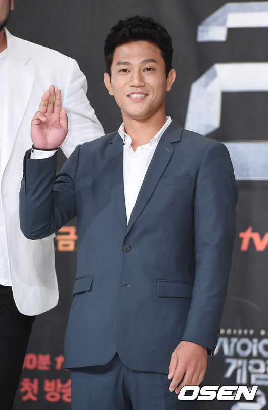 조준호가 포토타임을 갖고 있다. / youngrae@osen.co.kr