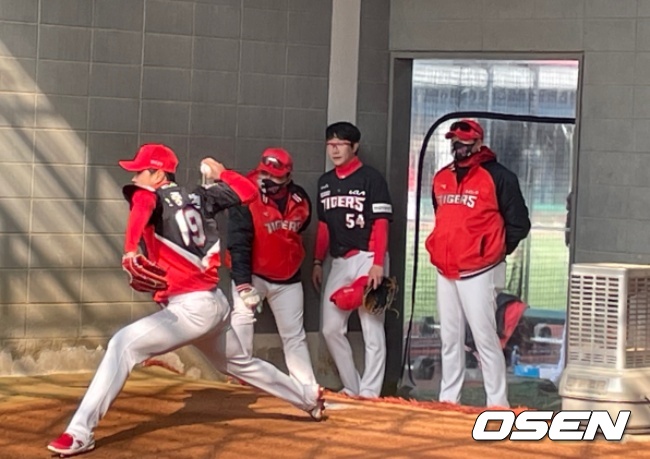 KIA 타이거즈 양현종이 14일 불펜피칭을 마치고 서재응 코치와 이야기를 나누고 있다./사진=이선호 기자