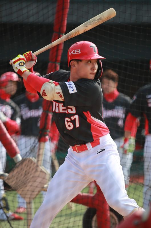 윤도현이 타격훈련을 펼치고 있다./KIA 제공