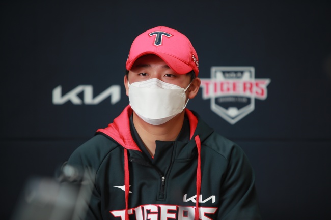 KIA 타이거즈 고졸 루키 윤도현이 인터뷰에 응하고 있다./KIA 제공