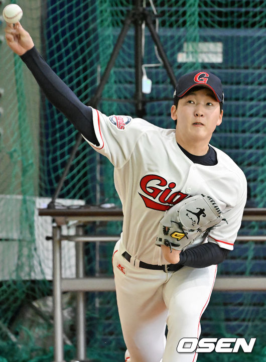 롯데 최준용이 불펜 피칭을 하고 있다. 2022.02.03 /rumi@osen.co.kr