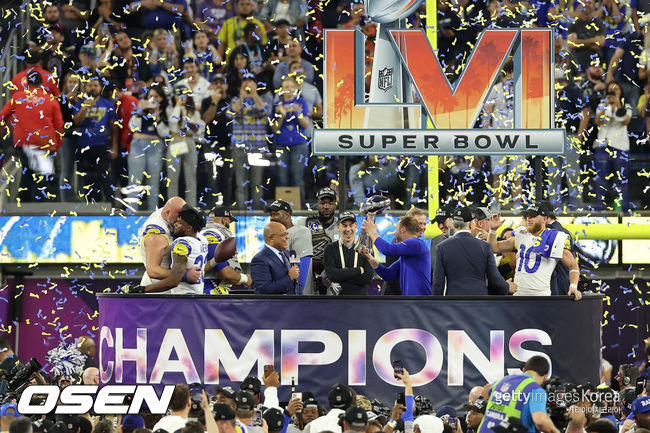 [사진] 14일(한국시간) SoFi 스타디움에서 벌어진 제56회 슈퍼볼에서 우승한 뒤 시상대 위에서 빈스 롬바르디 트로피를 들어올리며 좋아하는 LA 램스 선수들. ⓒGettyimages(무단전재 및 재배포 금지)