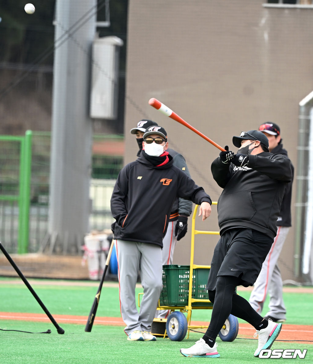 토론토 류현진이 펑고 배트로 타격 하고 있다. 2022.02.14 / dreamer@osen.co.kr