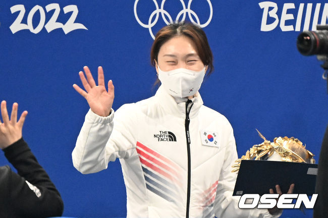 최민정(23, 성남시청)이 완벽한 레이스를 펼치며 값진 은메달을 목에 걸었다.최민정은 11일 중국 베이징 캐피털 인도어 스타디움에서 열린 2022 베이징 동계올림픽 쇼트트랙 여자 1,000m 결선에서 당당히 2위로 통과, 1분 28초443의 기록으로 은메달을 목에 걸었다.시상식을 마친 대한민국 최민정이 카메라를 향해 인사를 하고 있다. 2022.02.11 /jpnews@osen.co.kr