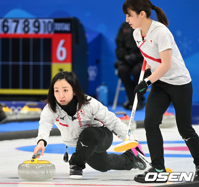 14일(한국시간) 중국 베이징 국립 아쿠아틱 센터에서 2022 베이징 동계올림픽 컬링 여자 예선 대한민국과 미국의 경기가 열렸다.일본 후지사와 사쓰키가 드로우샷을 하고 있다. 2022.02.14 /jpnews@osen.co.kr