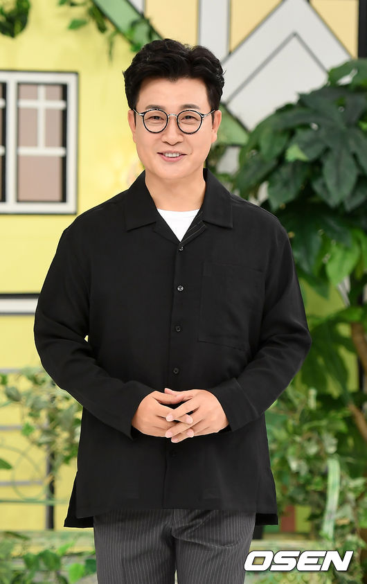 김성주가 포토타임을 갖고 있다. / youngrae@osen.co.kr