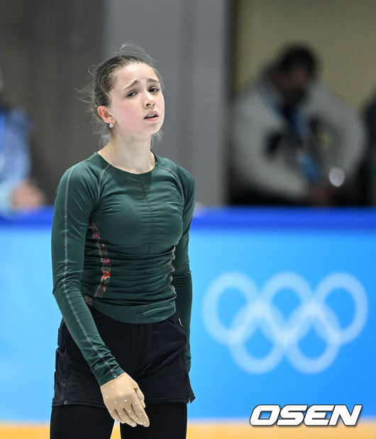 약물 검사에서 양성 반응을 보인 러시아올림픽위원회 피겨 선수 카밀라 발리예바가 12일(한국시간) 중국 베이징 캐피털 실내 경기장에서 훈련을 진행했다.러시아반도핑기구(RUSADA)는 양성 반응 결과 확인 후 8일 발리예바에게 잠정 출전 징계를 내렸다. 하지만 발리예바는 9일 항소했고, RUSADA는 회의를 거쳐 징계를 철회한 뒤 발리예바가 베이징 동계올림픽에서 계속 뛸 수 있도록 했다.이에 IOC와 ITA가 반발, 스포츠중재재판소(CAS)에 제소하기에 이르렀다. 발리예바의 피겨 여자 싱글 종목 출전 여부는 CAS에서 결정된다.러시아올림픽위원회 카밀라 발리예바가 훈련을 하고 있다. 2022.02.12 /jpnews@osen.co.kr