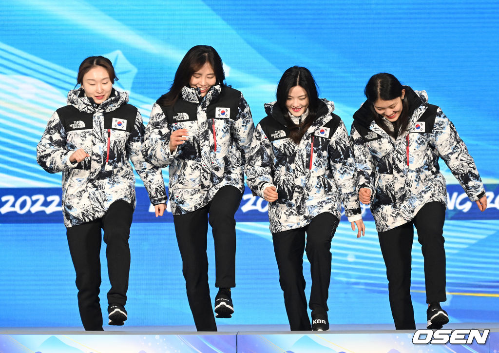 14일(한국시간) 중국 베이징 메달 플라자에서 2022 베이징 동계올림픽 쇼트트랙 여자 3000m 계주 메달수여식이 열렸다. 시상대에 오른 대한민국 여자 쇼트트랙 대표팀이 세리머니를 펼치고 있다. 2022.02.14 /jpnews@osen.co.kr