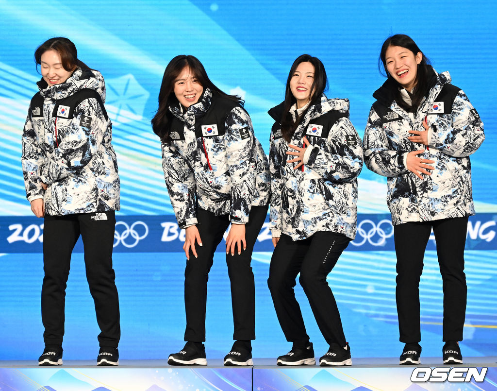 14일(한국시간) 중국 베이징 메달 플라자에서 2022 베이징 동계올림픽 쇼트트랙 여자 3000m 계주 메달수여식이 열렸다. 시상대에 오른 대한민국 여자 쇼트트랙 대표팀이 세리머니를 펼치고 있다. 2022.02.14 /jpnews@osen.co.kr