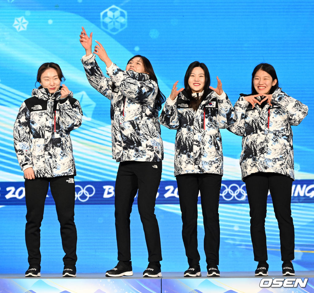 14일(한국시간) 중국 베이징 메달 플라자에서 2022 베이징 동계올림픽 쇼트트랙 여자 3000m 계주 메달수여식이 열렸다. 시상대에 오른 대한민국 여자 쇼트트랙 대표팀이 세리머니를 펼치고 있다. 2022.02.14 /jpnews@osen.co.kr