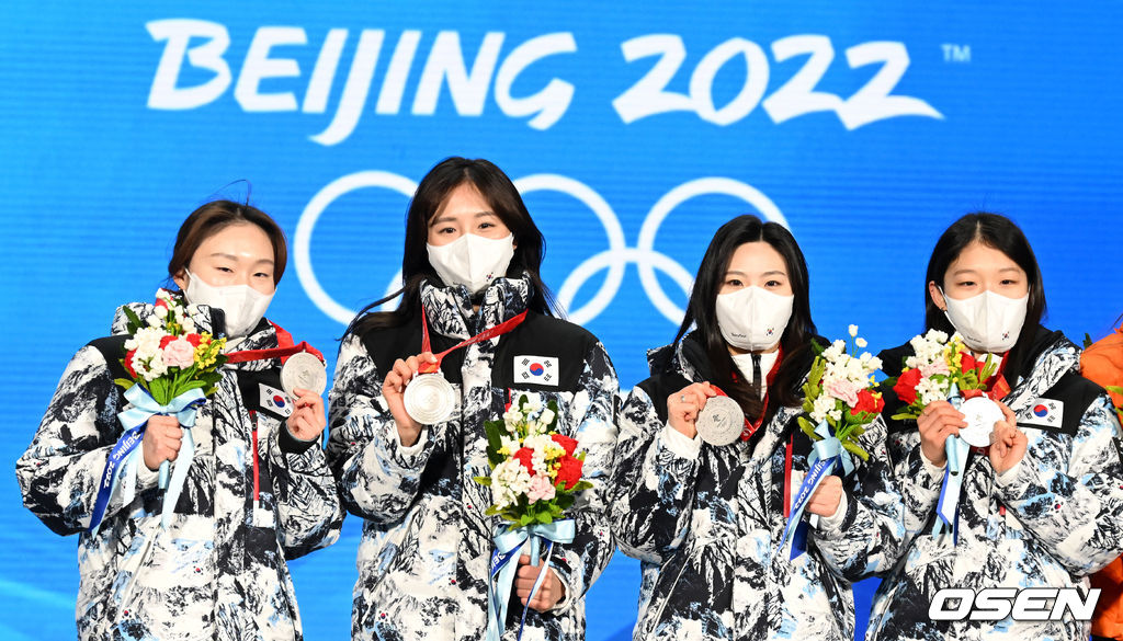 14일(한국시간) 중국 베이징 메달 플라자에서 2022 베이징 동계올림픽 쇼트트랙 여자 3000m 계주 메달수여식이 열렸다. 시상대에 오른 대한민국 여자 쇼트트랙 대표팀이 은메달을 목에 걸고 포즈를 취하고 있다. 2022.02.14 /jpnews@osen.co.kr