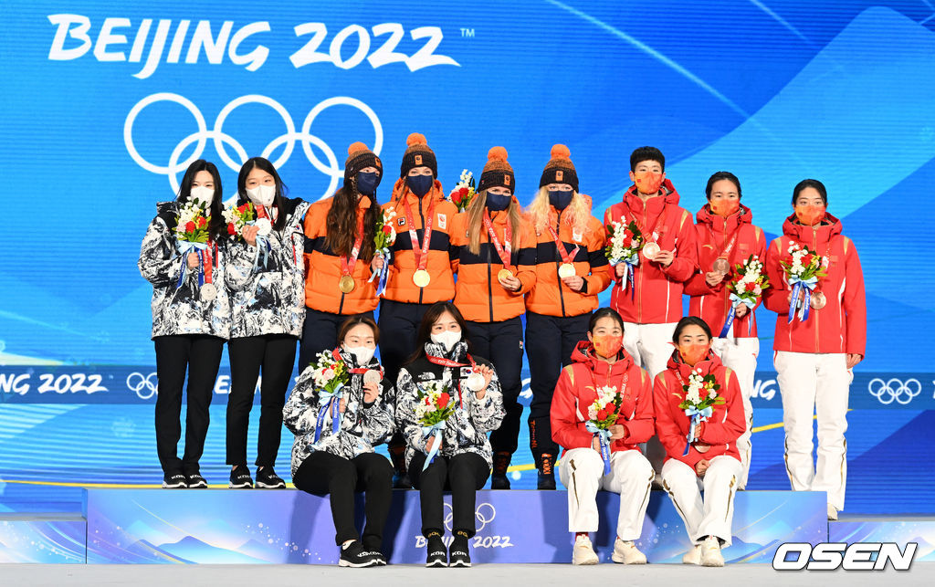 14일(한국시간) 중국 베이징 메달 플라자에서 2022 베이징 동계올림픽 쇼트트랙 여자 3000m 계주 메달수여식이 열렸다. 시상대에 오른 대한민국 여자 쇼트트랙 대표팀이 은메달을 목에 걸고 포즈를 취하고 있다. 2022.02.14 /jpnews@osen.co.kr