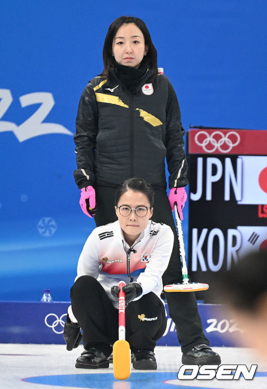 14일(한국시간) 중국 베이징 국립 아쿠아틱 센터에서 2022 베이징 동계올림픽 컬링 여자 예선 대한민국과 일본의 경기가 열렸다.대한민국 김은정과 일본 후지사와 사쓰키가 경기를 진행하고 있다. 2022.02.14 /jpnews@osen.co.kr