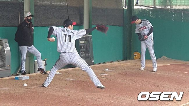 함덕주가 불펜 피칭을 하고 있다. /orange@osen.co.kr
