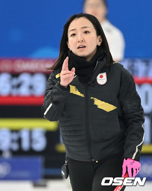 한국 여자컬링대표팀 '팀 킴(강릉시청)'이 완벽한 경기력으로 일본을 잡았다. 김은정(스킵), 김선영(리드), 김영미(세컨드), 김경애(서드), 김초희(후보)로 나선 한국은 14일(한국시간) 오후 9시 5분 중국 베이징 내셔널 아쿠아틱 센터에서 열린 '2022 베이징 동계올림픽' 여자 컬링 단체전 일본(팀 후지사와)과 6차전에서 9엔드 만에 10-5로 완승을 거뒀다. 이날 오전 열린 미국전에서 패해 2연패에 빠졌던 한국은 이 승리로 3승 3패가 됐다. 반면 4연승을 달리던 일본은 제동이 걸리면서 4승 2패가 됐다.일본 후지사와 사쓰키가 경기를 진행하고 있다. 2022.02.14 /jpnews@osen.co.kr