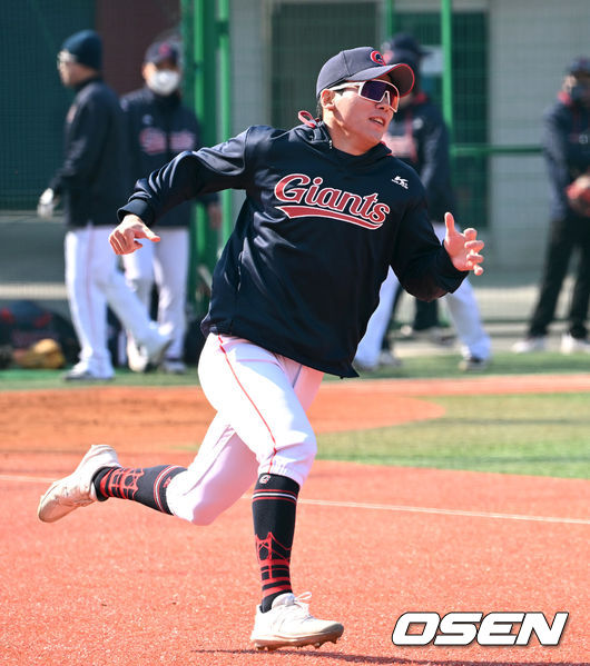 롯데 자이언츠가 12일 경상남도 김해 상동야구장에서 2022시즌을 준비하는 스프링캠프를 차리고 담금질에 나섰다.롯데 장두성이 주루 훈련을 펼치고 있다. 2022.02.12 / dreamer@osen.co.kr