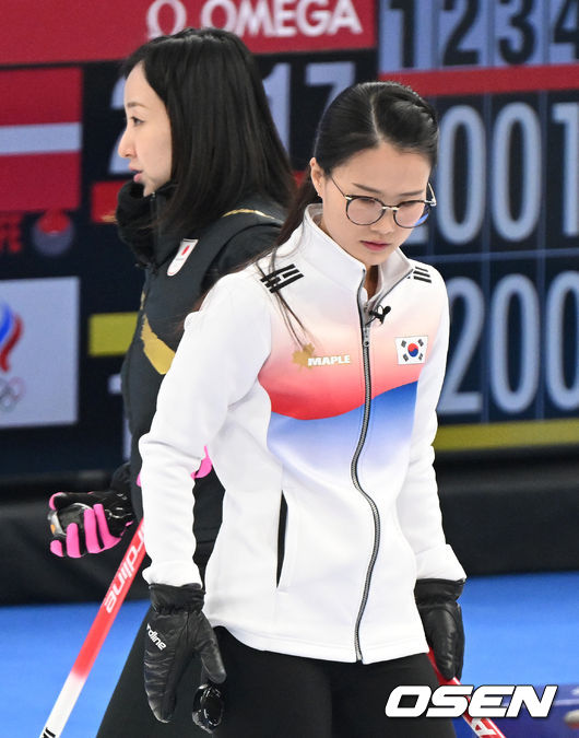 14일(한국시간) 중국 베이징 국립 아쿠아틱 센터에서 2022 베이징 동계올림픽 컬링 여자 예선 대한민국과 일본의 경기가 열렸다.대한민국 김은정과 일본 후지사와 사쓰키가 경기를 진행하고 있다. 2022.02.14 /jpnews@osen.co.kr