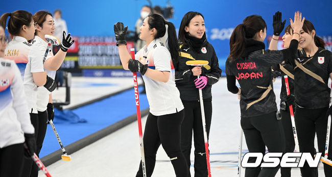한국 여자컬링대표팀 '팀 킴(강릉시청)'이 완벽한 경기력으로 일본을 잡았다. 김은정(스킵), 김선영(리드), 김영미(세컨드), 김경애(서드), 김초희(후보)로 나선 한국은 14일(한국시간) 오후 9시 5분 중국 베이징 내셔널 아쿠아틱 센터에서 열린 '2022 베이징 동계올림픽' 여자 컬링 단체전 일본(팀 후지사와)과 6차전에서 9엔드 만에 10-5로 완승을 거뒀다. 이날 오전 열린 미국전에서 패해 2연패에 빠졌던 한국은 이 승리로 3승 3패가 됐다. 반면 4연승을 달리던 일본은 제동이 걸리면서 4승 2패가 됐다.경기 종료 후 대한민국과 일본 선수들이 인사를 나누고 있다. 2022.02.14 /jpnews@osen.co.kr