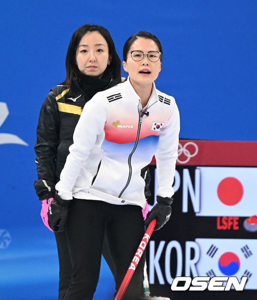 14일(한국시간) 중국 베이징 국립 아쿠아틱 센터에서 2022 베이징 동계올림픽 컬링 여자 예선 대한민국과 일본의 경기가 열렸다.대한민국 김은정과 일본 후지사와 사쓰키가 경기를 진행하고 있다. 2022.02.14 /jpnews@osen.co.kr