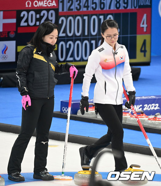 14일(한국시간) 중국 베이징 국립 아쿠아틱 센터에서 2022 베이징 동계올림픽 컬링 여자 예선 대한민국과 일본의 경기가 열렸다.대한민국 김은정과 일본 후지사와 사쓰키가 경기를 진행하고 있다. 2022.02.14 /jpnews@osen.co.kr