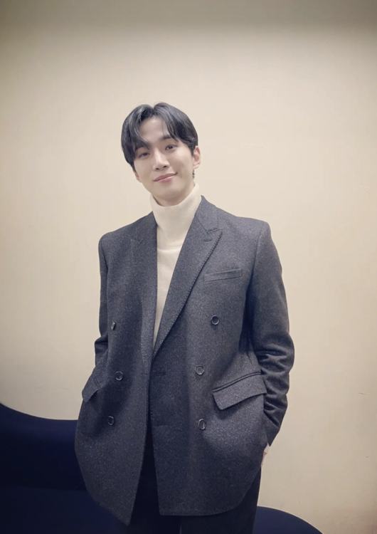 2PM 이준호, 곤룡포 벗고 슈트 장착..이산이 환생했나 &apos;여전히 그의 계절&apos;