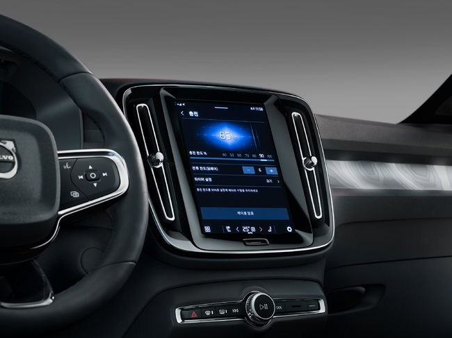 볼보자동차 C40 리차지 인포테인먼트 시스템.