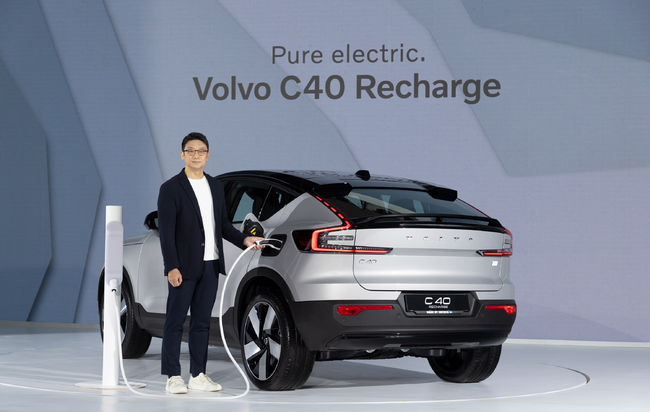 볼보자동차코리아 이윤모 대표와 C40 리차지.