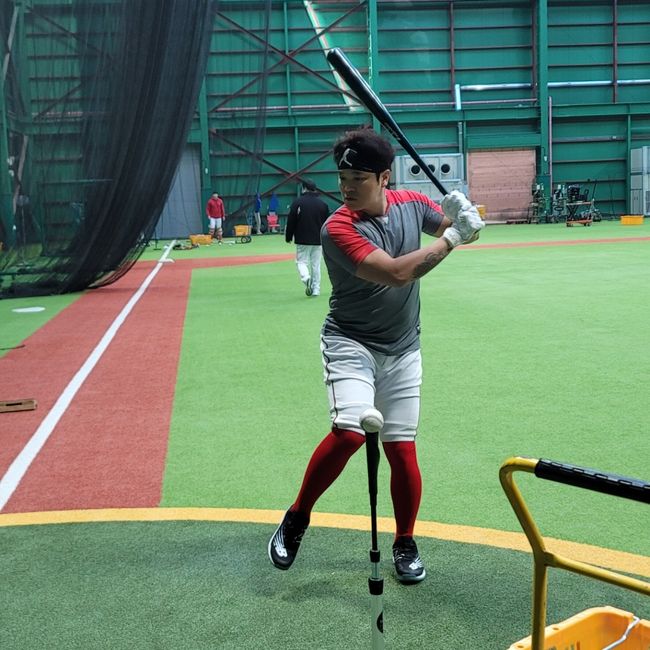 SSG 랜더스 추신수가 15일 티배팅 훈련을 진행했다. / SSG 제공.