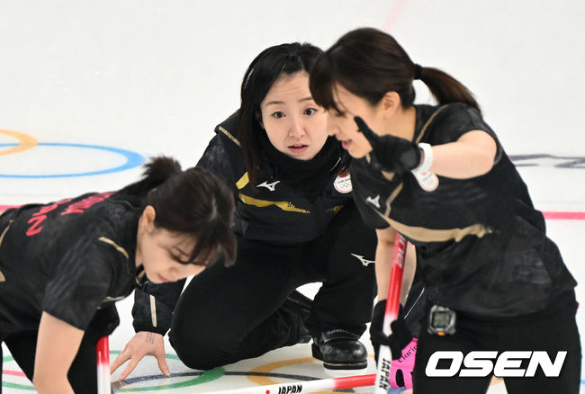 14일(한국시간) 중국 베이징 국립 아쿠아틱 센터에서 2022 베이징 동계올림픽 컬링 여자 예선 대한민국과 일본의 경기가 열렸다.일본 후지사와 사쓰키가 경기를 진행하고 있다. 2022.02.14 /jpnews@osen.co.kr
