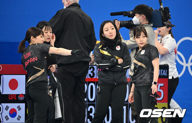 한국 여자컬링대표팀 '팀 킴(강릉시청)'이 완벽한 경기력으로 일본을 잡았다. 김은정(스킵), 김선영(리드), 김영미(세컨드), 김경애(서드), 김초희(후보)로 나선 한국은 14일(한국시간) 오후 9시 5분 중국 베이징 내셔널 아쿠아틱 센터에서 열린 '2022 베이징 동계올림픽' 여자 컬링 단체전 일본(팀 후지사와)과 6차전에서 9엔드 만에 10-5로 완승을 거뒀다. 이날 오전 열린 미국전에서 패해 2연패에 빠졌던 한국은 이 승리로 3승 3패가 됐다. 반면 4연승을 달리던 일본은 제동이 걸리면서 4승 2패가 됐다.일본 선수들이 패배에 아쉬워하고 있다. 2022.02.14 /jpnews@osen.co.kr
