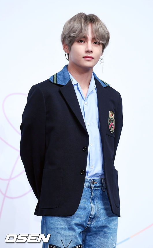 18일 오후 서울 중구 롯데호텔서울 크리스탈볼룸에서 진행된 방탄소년단(BTS), [LOVE YOURSELF 承 'Her'] 발매 기자간담회, 뷔가 포토타임을 갖고 있다. / rumi@osen.co.kr