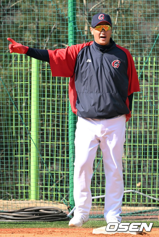 롯데 이대호가 주루 훈련을 하고 있다. 2022.02.12 / dreamer@osen.co.kr