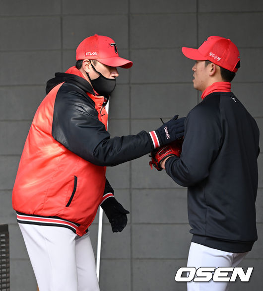KIA 타이거즈 서재응 투수코치가 2년차 이승재를 지도하고 있다./OSEN DB