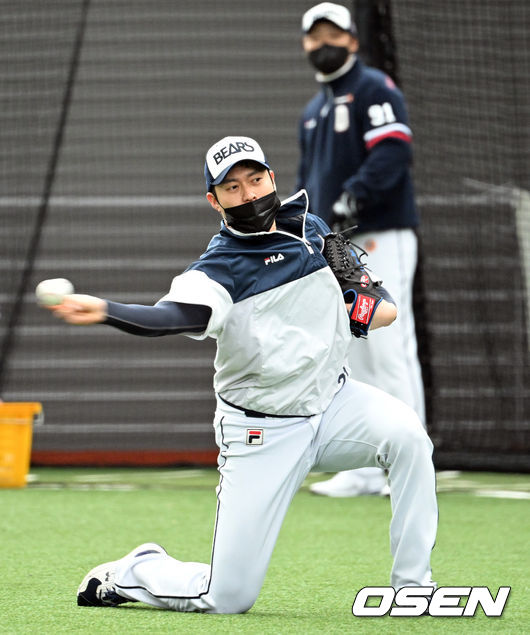 14일 경기도 이천베어스파크에서 두산 베어스 2022 시즌 스프링캠프가 진행됐다.두산 투수 김강률이 수비 훈련을 하고 있다. 2022.02.14 / rumi@osen.co.kr