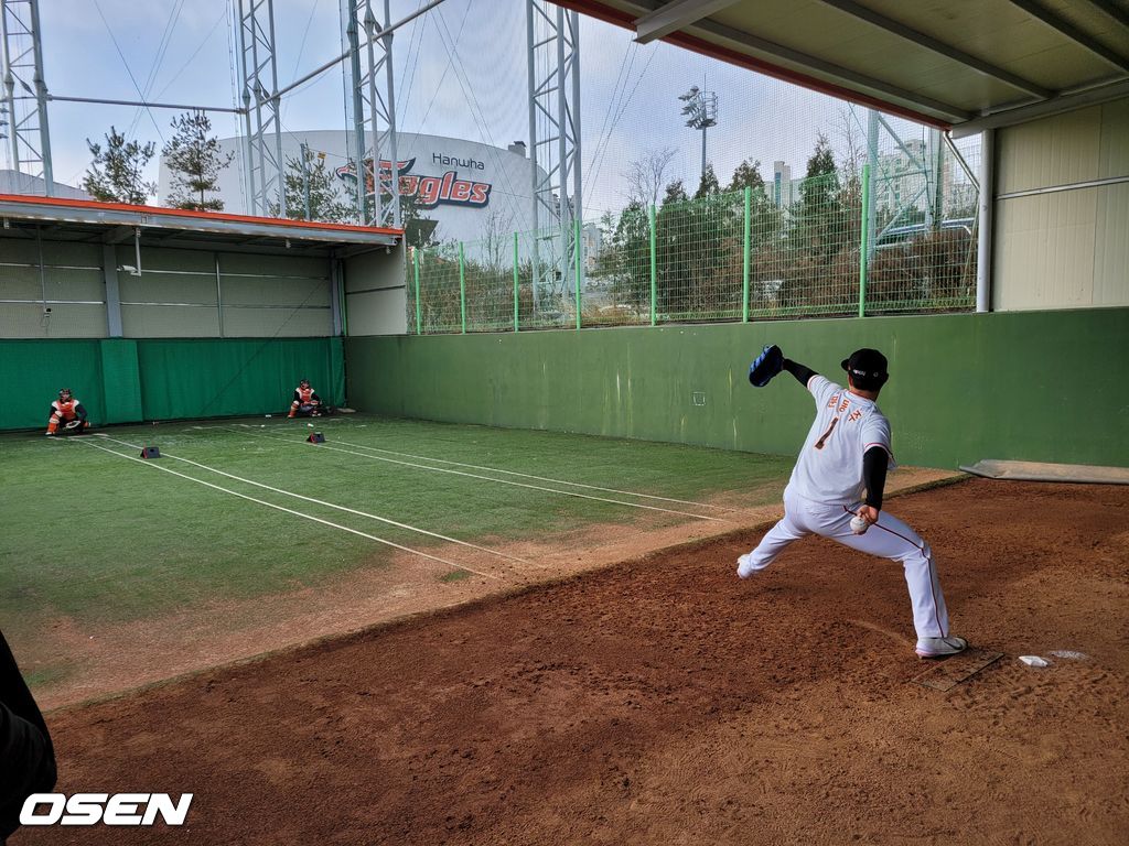 한화 문동주가 16일 서산구장에서 불펜 피칭을 하고 있다. 