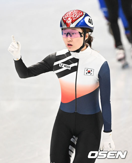 16일(한국시간) 중국 베이징 캐피털 실내경기장에서 2022 베이징 동계올림픽 쇼트트랙 여자 1500m 준준결승 경기가 열릴 예정이다.조 1위로 결승선을 통과한 대한민국 최민정이 남은 바퀴수 표시 문제에 대해 지적하고 있다. 2022.02.16 /jpnews@osen.co.kr