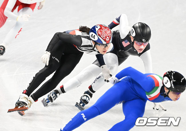 16일(한국시간) 중국 베이징 캐피털 실내경기장에서 2022 베이징 동계올림픽 쇼트트랙 여자 1500m 준준결승 경기가 열렸다.김아랑이 2위로 올라서고 있다. 2022.02.16 /jpnews@osen.co.kr