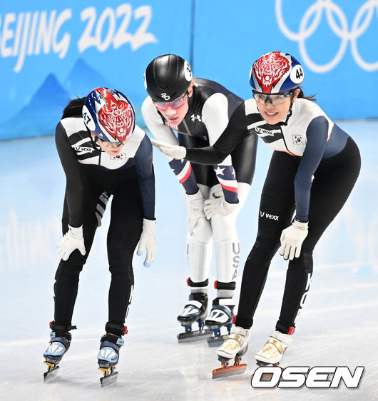 16일(한국시간) 중국 베이징 캐피털 실내경기장에서 2022 베이징 동계올림픽 쇼트트랙 여자 1500m 준결승 경기가 열릴 예정이다.경기 후 대한민국 이유빈이 김아랑의 격려를 받고 있다. 2022.02.16 /jpnews@osen.co.kr