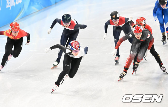 16일(한국시간) 중국 베이징 캐피털 실내경기장에서 2022 베이징 동계올림픽 쇼트트랙 여자 1500m 준결승 경기가 열렸다.최민정이 1위로 올라서며 질주하고 있다. 2022.02.16 /jpnews@osen.co.kr