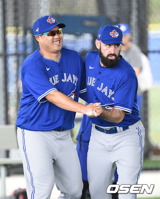 2020년 토론토 스프링캠프에서 류현진이 맷 슈메이커(오른쪽)의 장난에 미소 짓고 있다. /OSEN DB